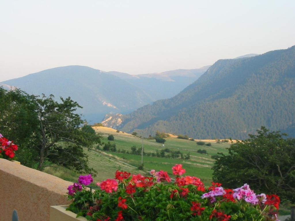 Aux Quatre Saisons Axat Bed & Breakfast Exterior photo